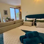 Apartment Cozy In The Heart Of Old Prague, Walking Distance To The Old Town, Zoo, Prague Park And National Stadium